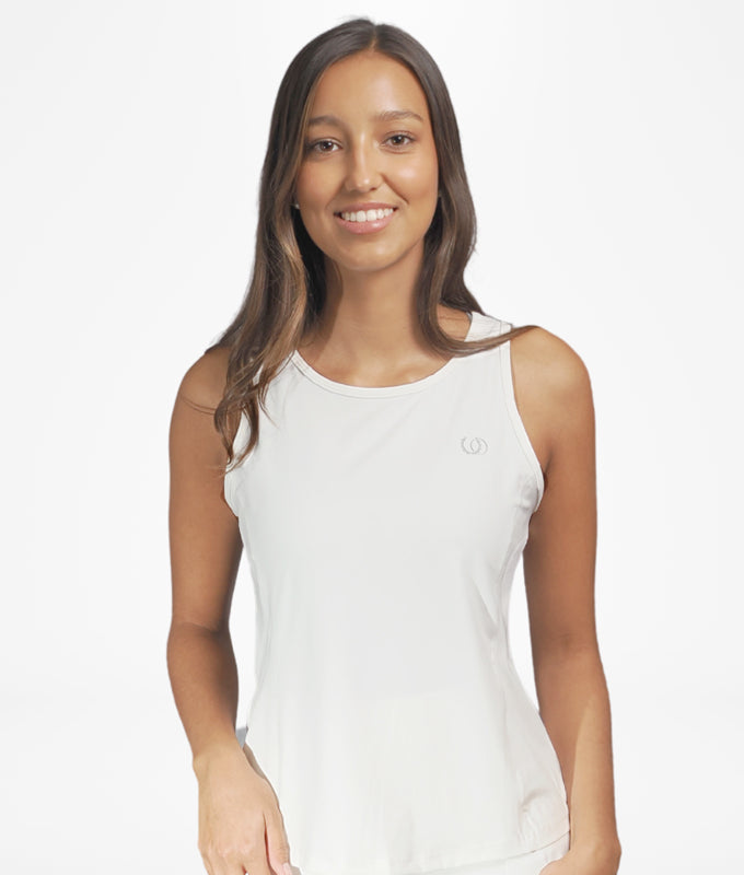 Polera Ibiza blanca sin mangas puesta por modelo, vista frontal